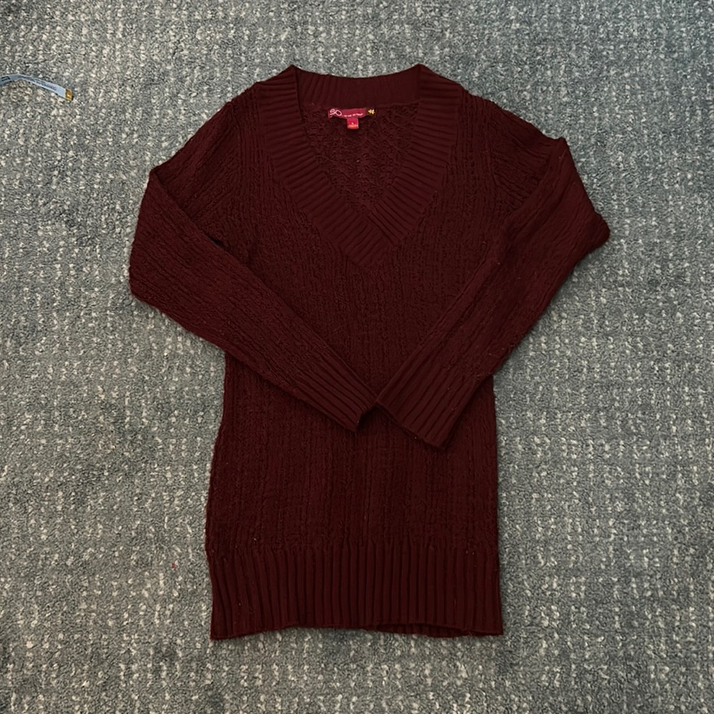 V-Neck tunic sweater in maroon